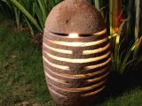 Doğal taştan üretilmiş bahçe lambası